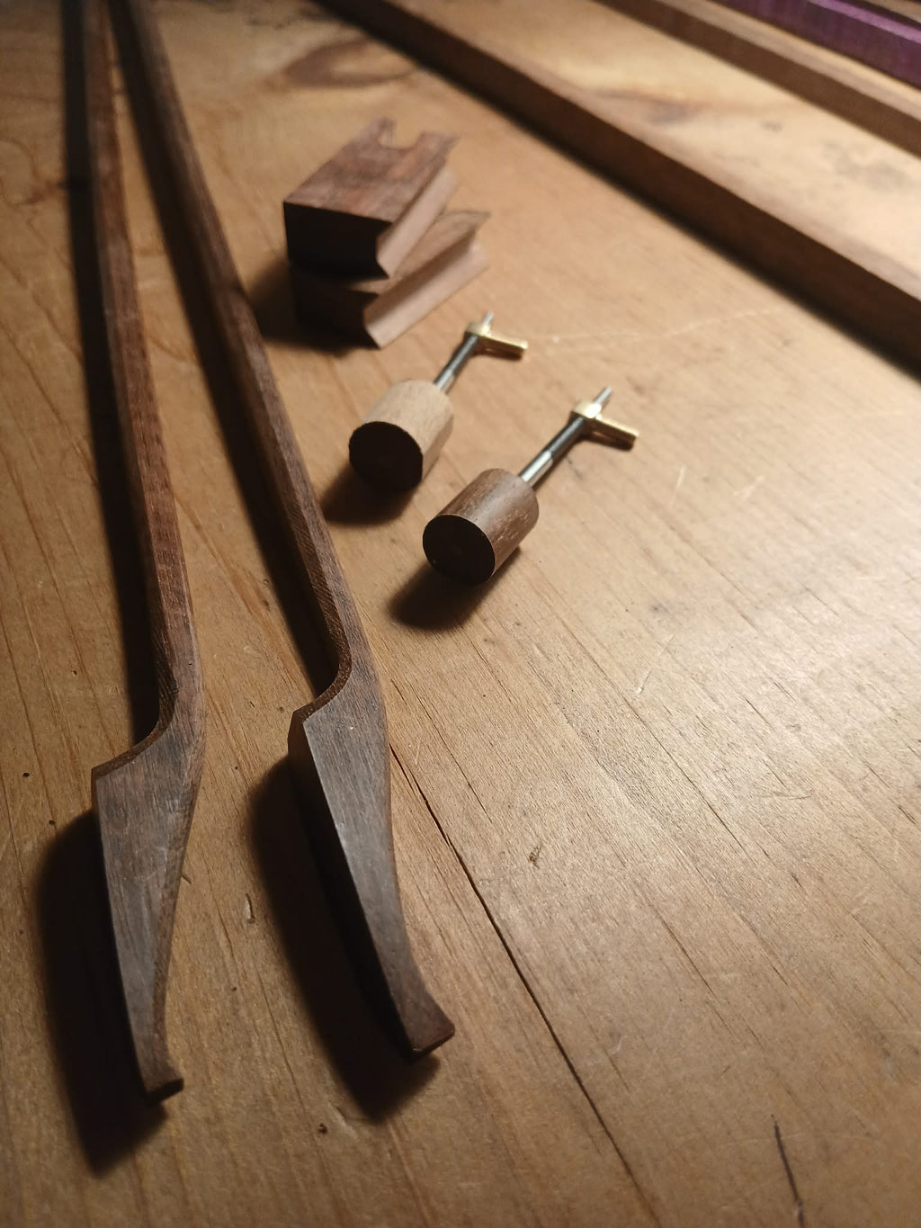 Two Short Violin Bows (Disponible 20 juillet 2026)